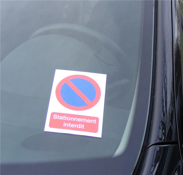 Autocollants dissuasifs stationnement - Stationner ici est interdit.